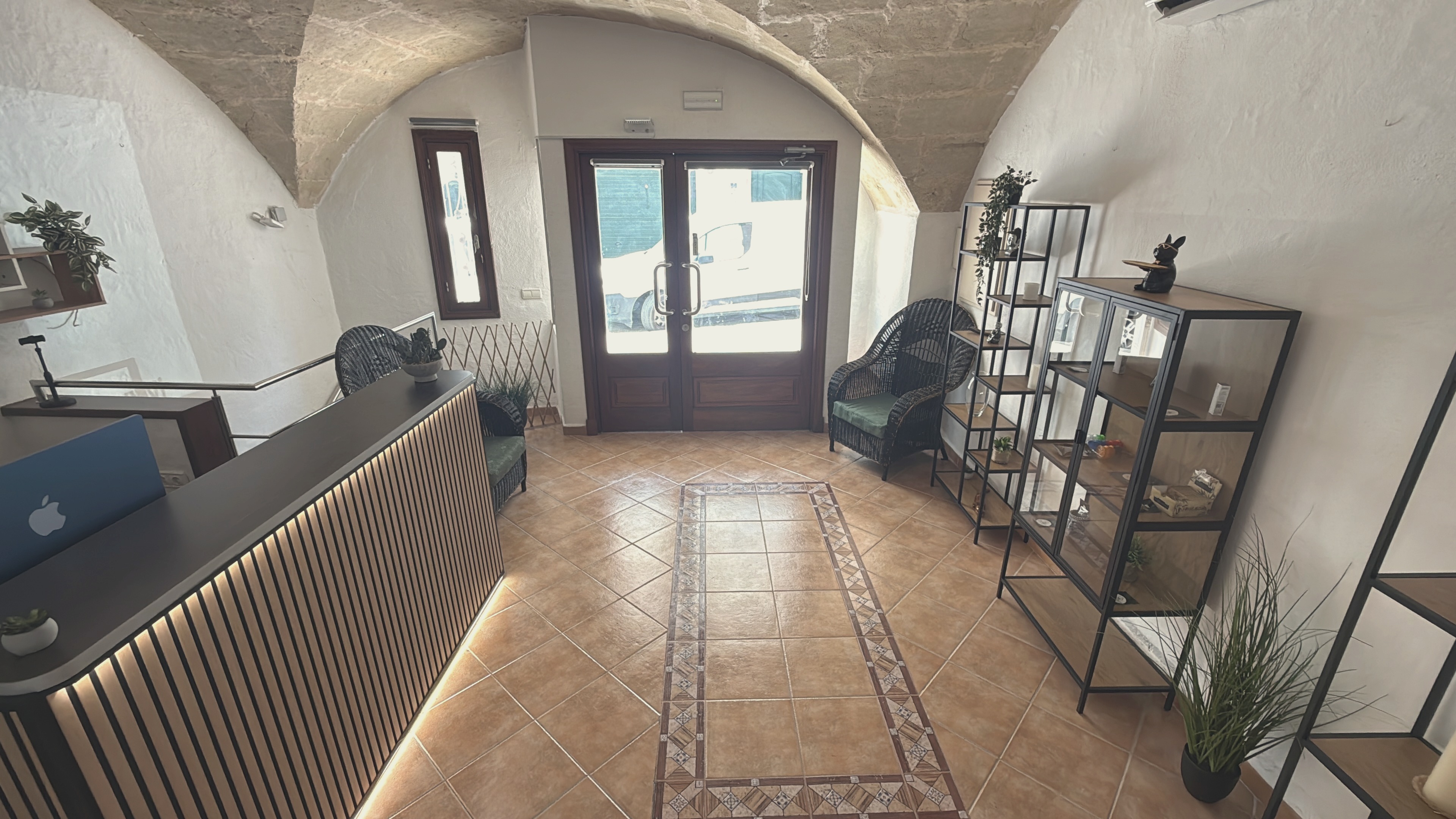 Bóveda de marés en la entrada de CBD House Menorca, tienda en el centro de Maó
